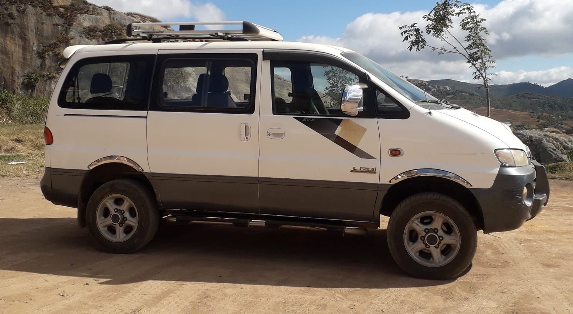 Voitures de location Manja tours madagascar Starex
